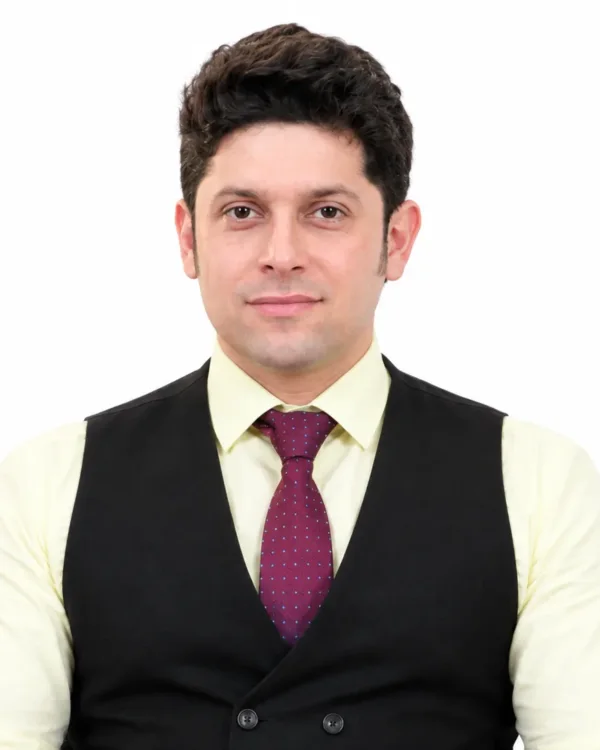 آرمان کیارستمی، کارشناس املاک و مستغلات